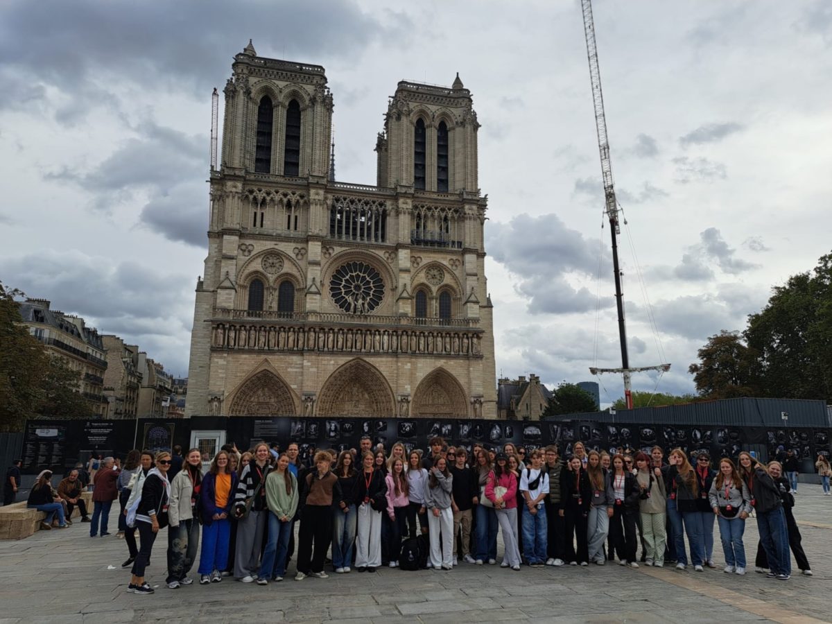 uczniowie przed katedrą Notre Dame