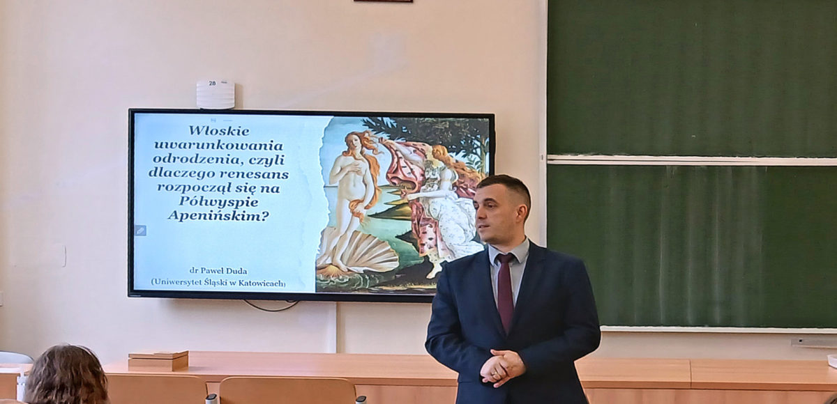 mężczyzna na tle tablicy