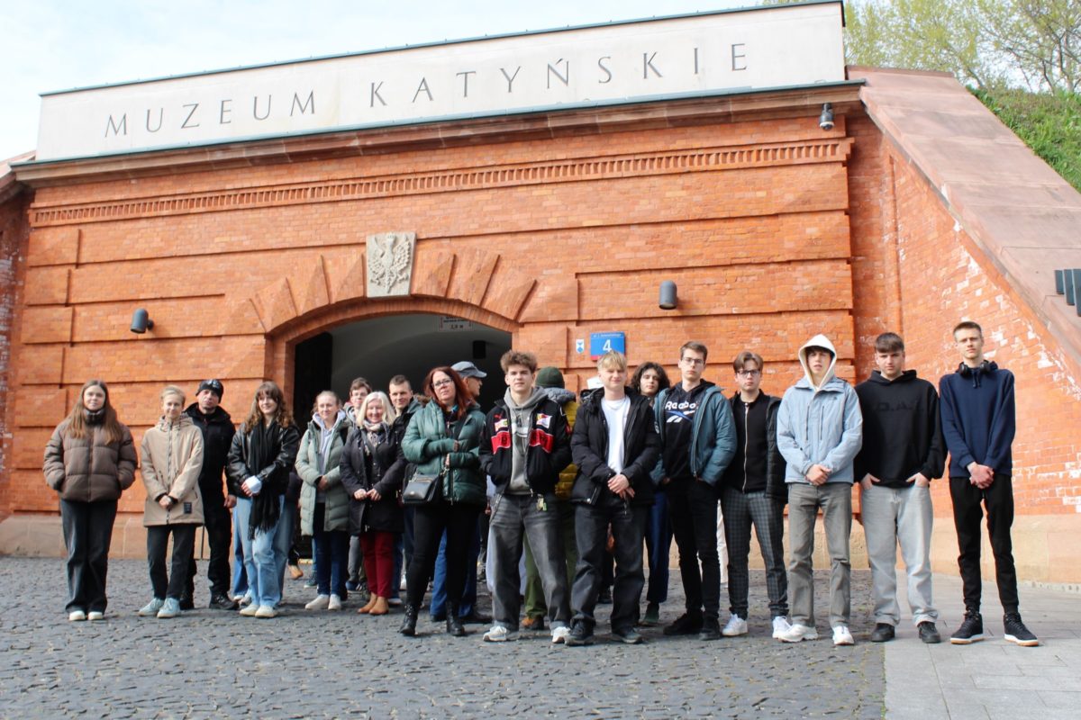 uczennice stoją na tle budynku