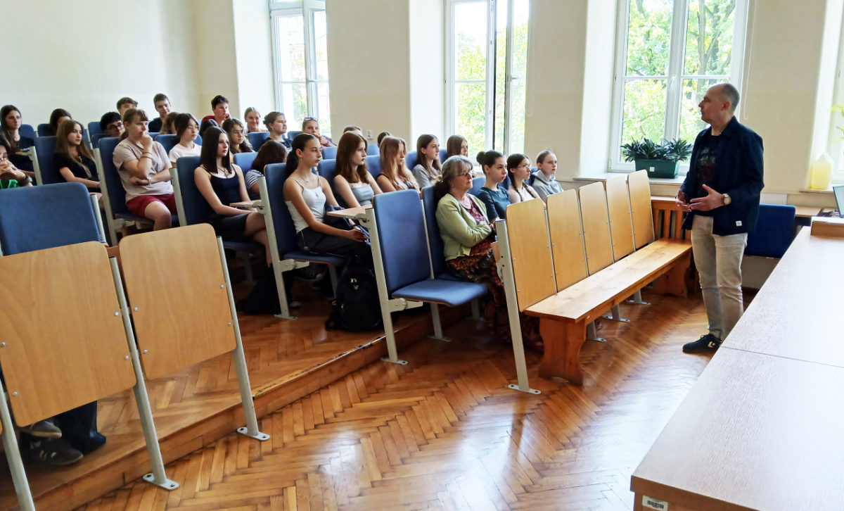 mężczyzna stojący w sali wykładowej