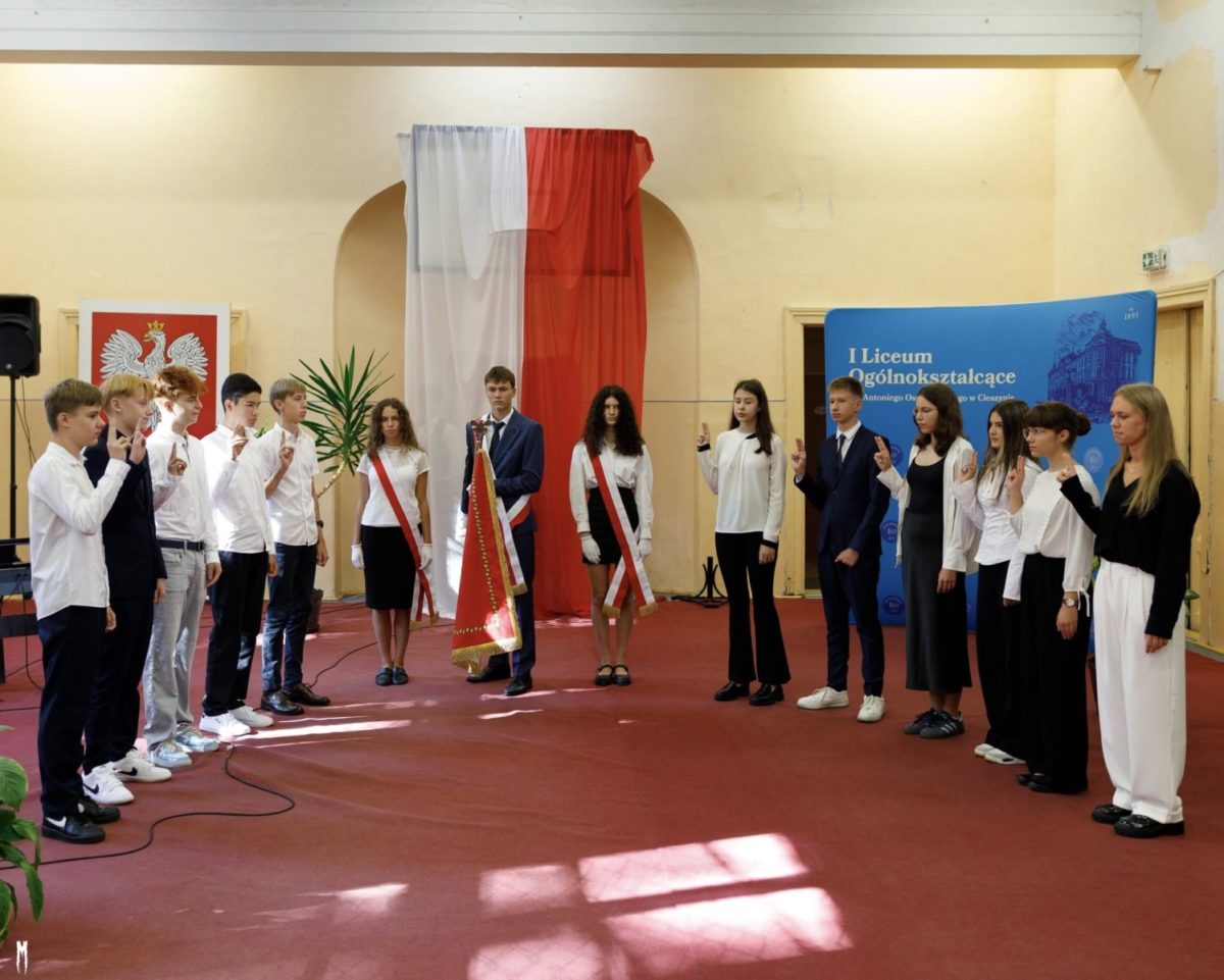 uczniowie stoją do ślubowania przy sztandarze szkoły