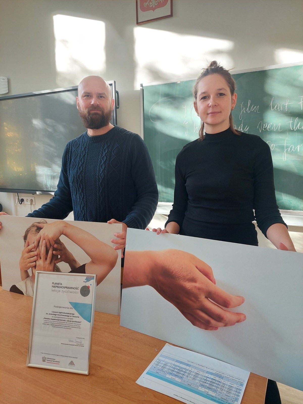 dwie osoby przed tablicą