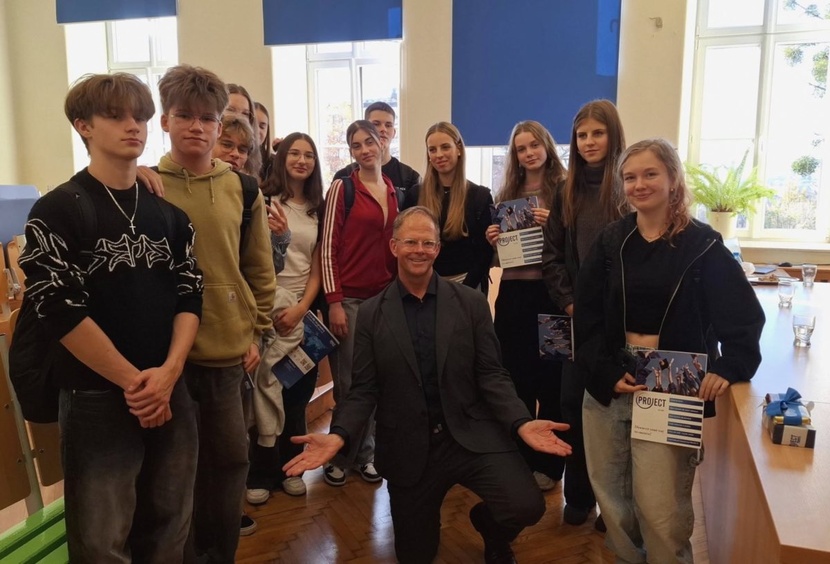 wiele osób stojących w sali wykładowej