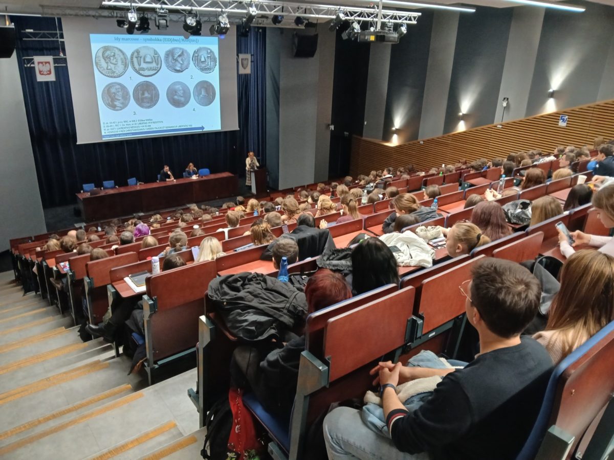 osoby w sali wykładowej