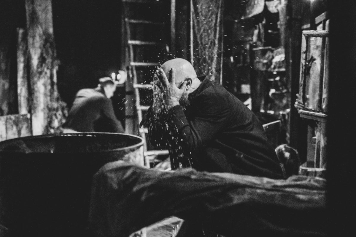 mężczyzna oblewa się wodą