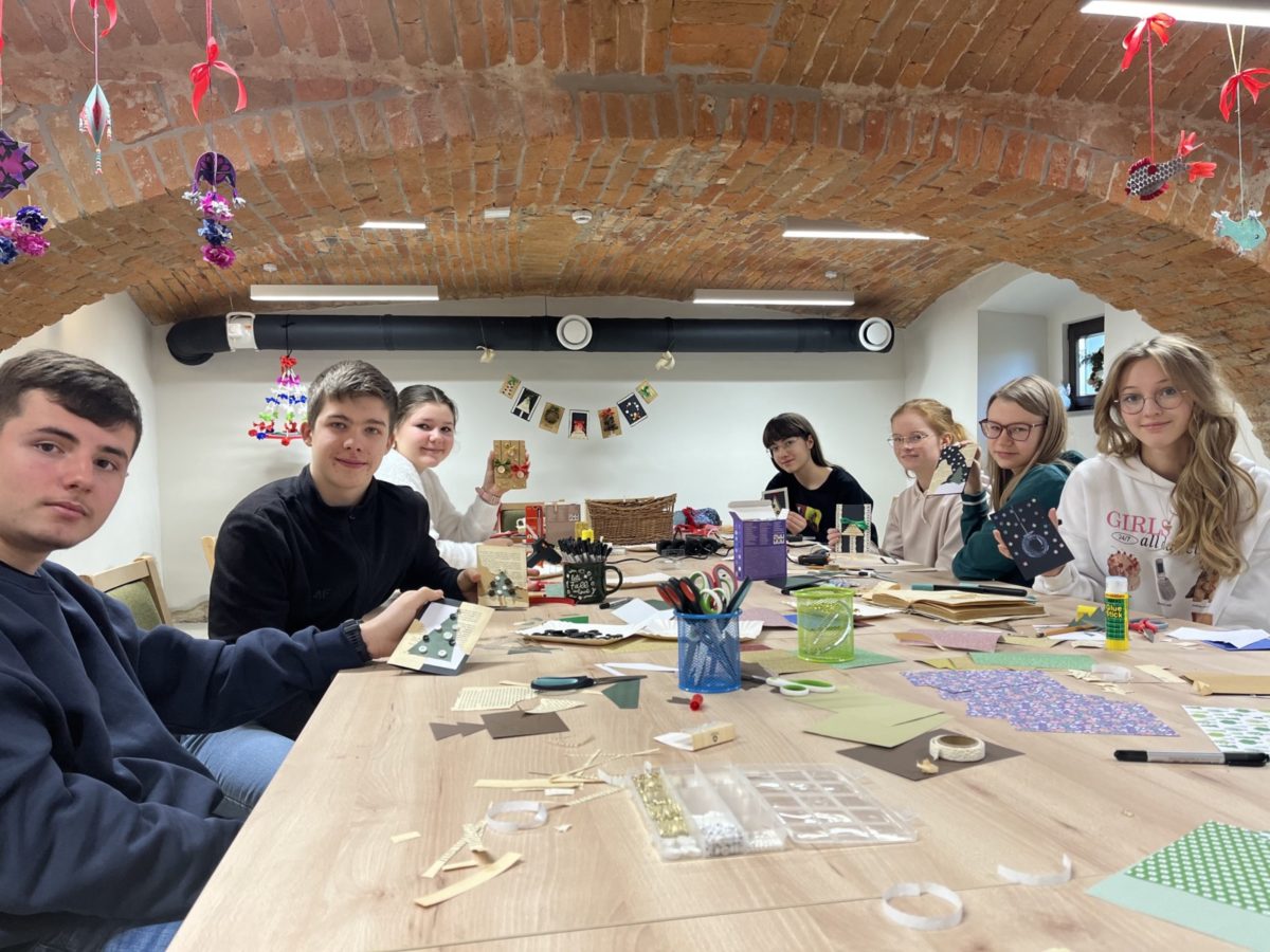 osoby siedzące przy stoliku