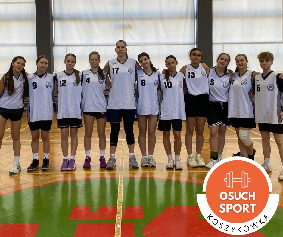 osoby stoją na sali gimnastycznej