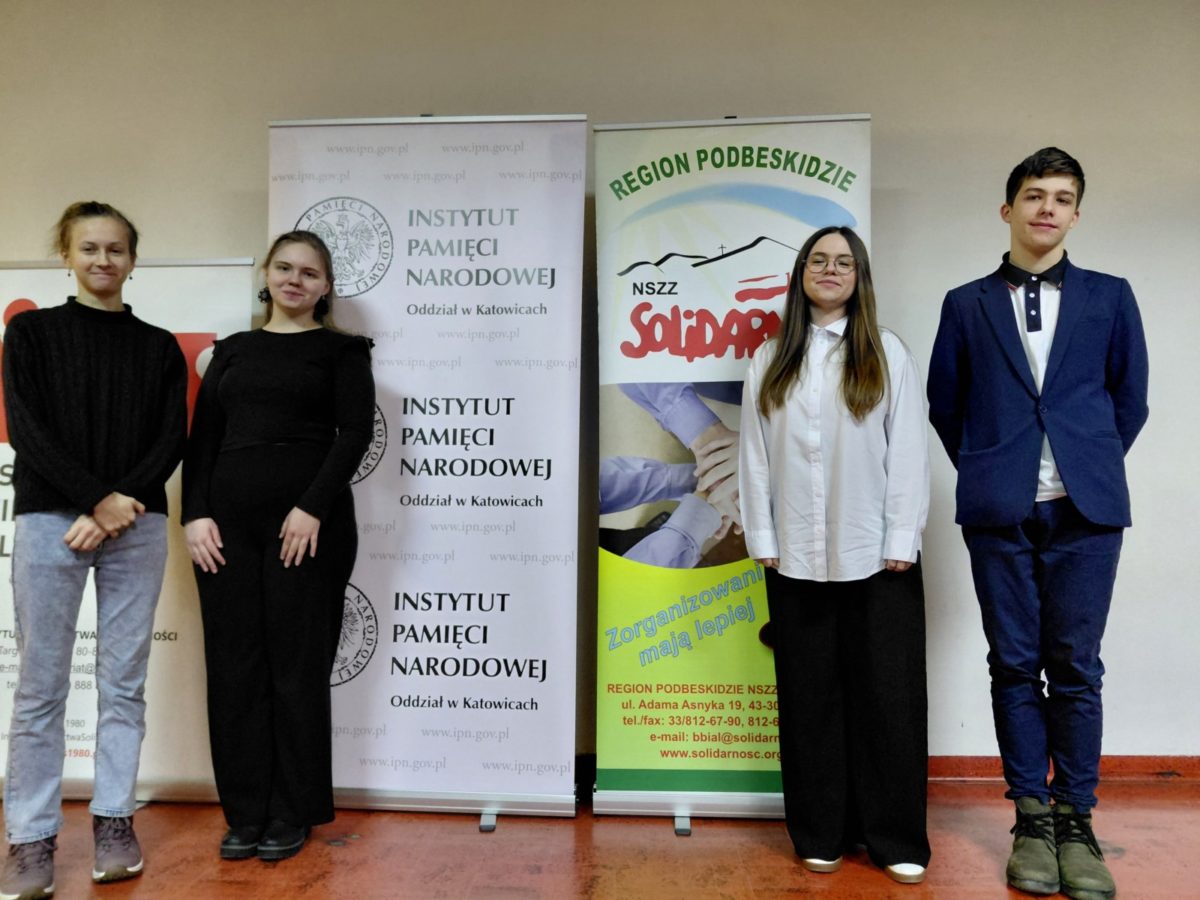 osoby stoją przy roll upie