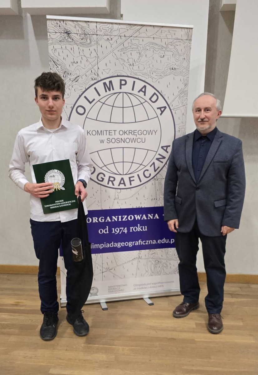 chłopak stoi z dyplomem i drugim mężczyzną