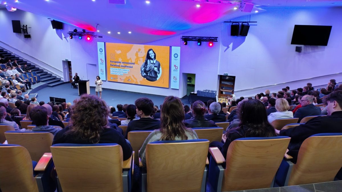 uczniowie na sali wykładowej